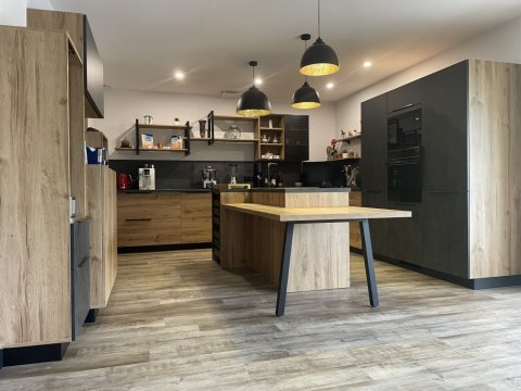 Rénovation totale d'une cuisine ouverte sur pièce de vie dans un style industriel dans une villa à Pamiers (09100)