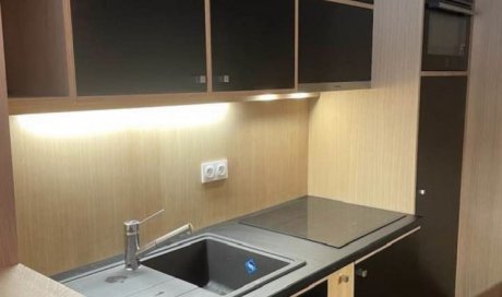 Aménagement d'une petite cuisine et optimisation de l'espace dans un appartement à Courchevel