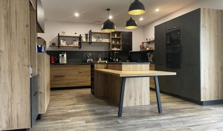 Rénovation totale d'une cuisine ouverte sur pièce de vie dans un style industriel dans une villa à Pamiers (09100)