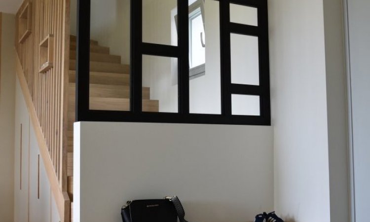 Aménagement sur mesure d'un sous escalier, fabrication d'un garde corps et d'une verrière et création d'une banquette d'entrée dans un appartement neuf à Genève - Suisse.