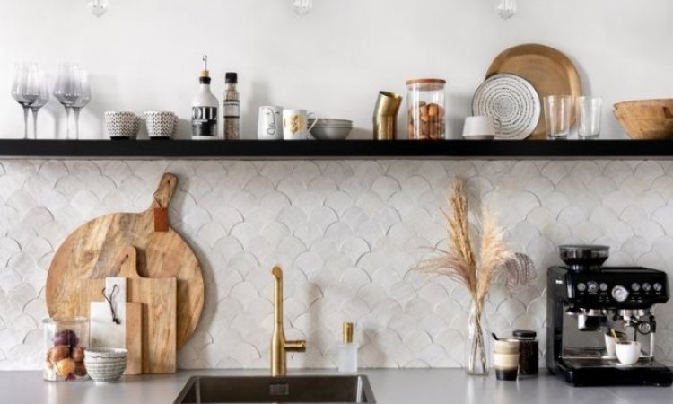 Le vaste choix de matériaux pour la crédence de vos cuisines : marbre, bois, terrazzo, carreaux métro, carreaux écailles....