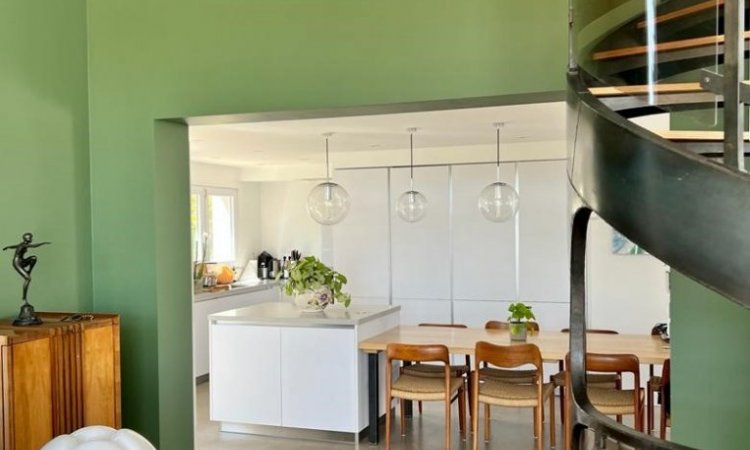 Mise en décoration d'un espace ouvert salon cuisine avec conseils de teinte couleur.